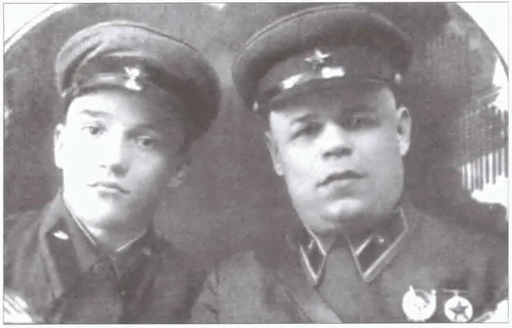 Комбриг П С Рыбалко с сыном Вилем Орел май 1940 г Шеренга японских - фото 44