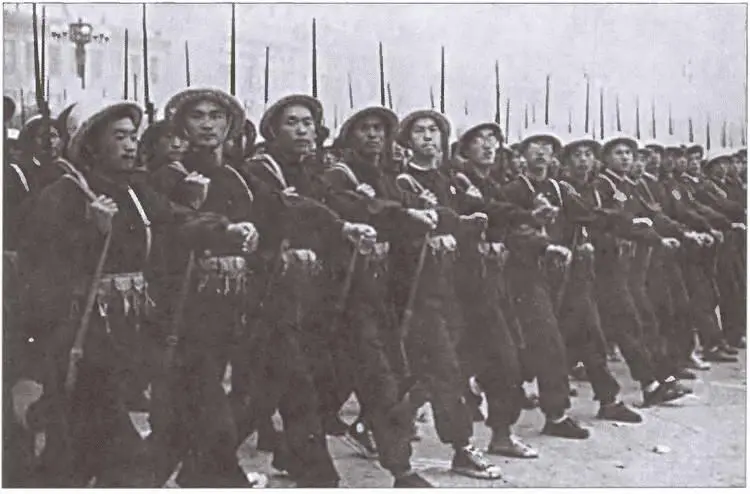 Шеренга китайских солдат Конец 1930х гг Колонна танков Т3485 7го - фото 46