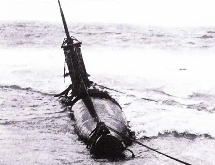 Японская сверхмалая подводная лодка выброшенная на пляж в заливе Вайманало - фото 60