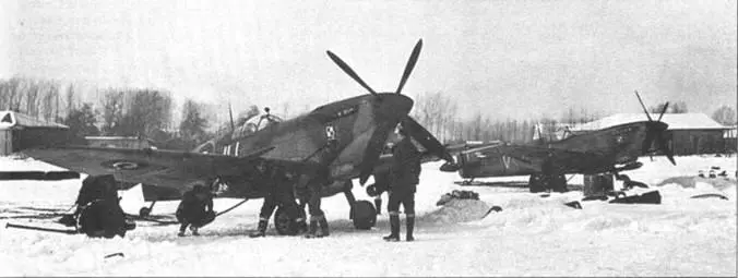 Зима 19441945 гг к очередному боевому вылету готовят Спитфайры из 317й - фото 10