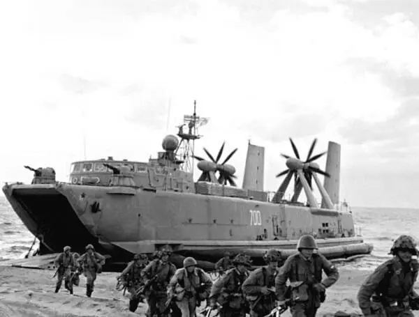 Советский десантный корабль на воздушной подушке 1984 г Господство на морях - фото 14