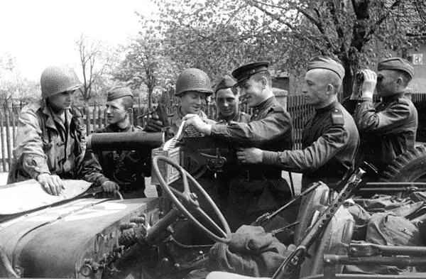 Встреча советских и американских войск на р Эльба в Германии в 1945 г - фото 30