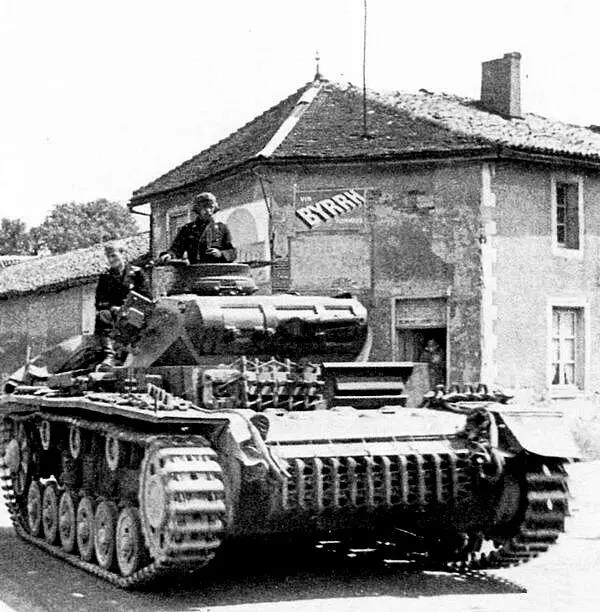 Живое воплощение блицкрига Panzer III AusfE на дорогах Франции Май 1940 - фото 3