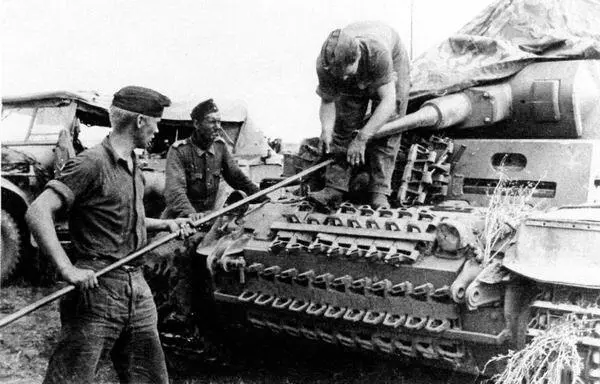 Экипаж танка PzIII AusfF 16й танковой дивизии за чисткой орудия 1941 год - фото 35