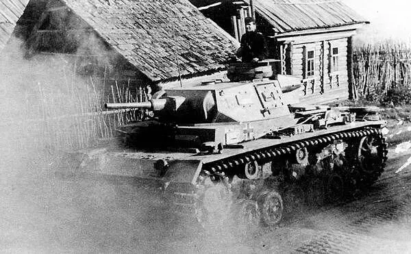 PzIII AusfJ проезжает по улице русской деревни Восточный фронт 1942 год - фото 48