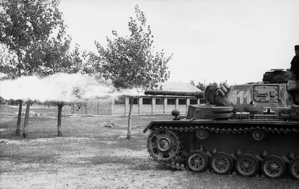 Огнемётный танк PzIII AusfM Fl в бою Восточный фронт лето 1943 года По - фото 59