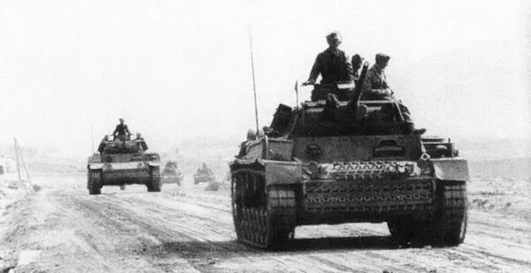 Колонна танков PzIII AusfL 10й танковой дивизии Восточный фронт 1943 год - фото 62