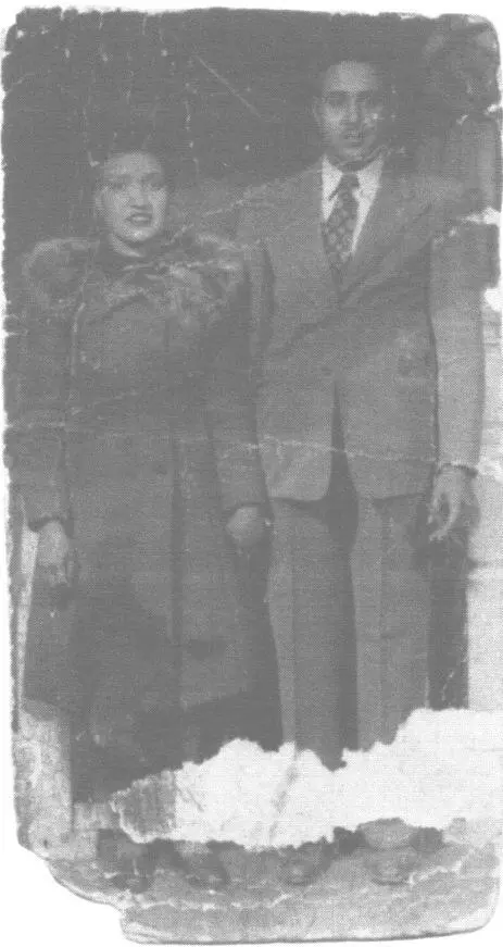 Генриетта и Дэвид Лакс около 1945 года Слева Эльси Лакс старшая дочь - фото 47