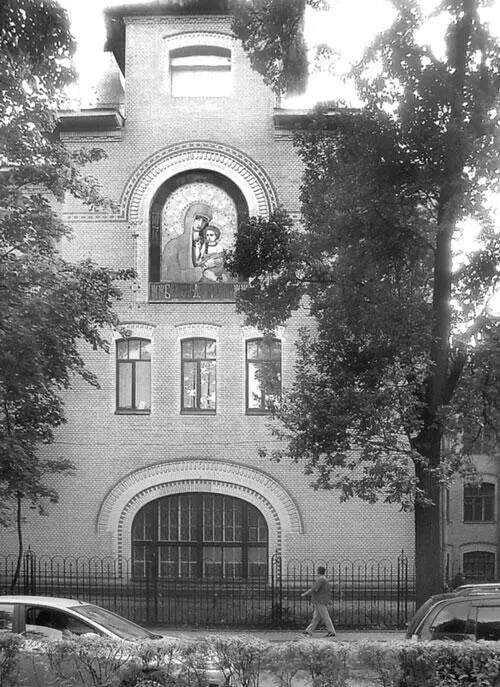 Центральная часть фасада здания Ортопедического института с майоликой К С - фото 12