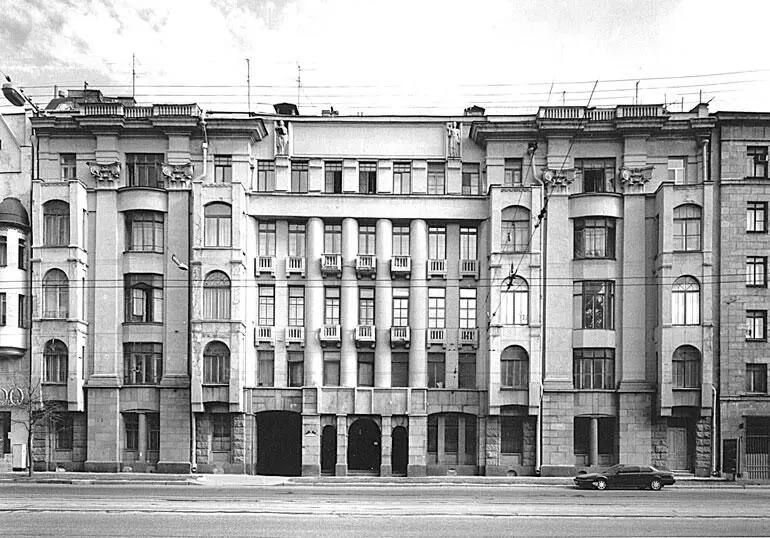 Пр Добролюбова 19 В квартире 2 проживал К Н Егоров старший техник - фото 44