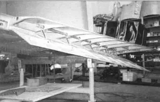 Закрылок правой плоскости в выпущенном положении Самолет P39N из коллекции - фото 133