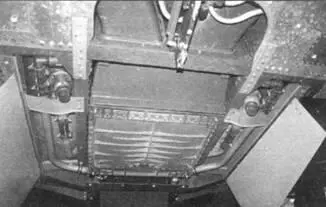 Нижняя часть фюзеляжа между нишами основных опор шасси со снятой панелью - фото 137