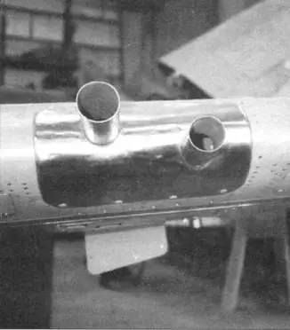 Стволы крыльевых пулеметов закрыты стальными кожухами сталью также обшит носок - фото 138