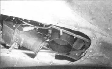 Фотокамеры нижняя панель обшивки фюзеляжа снята На 891 истребителе - фото 59