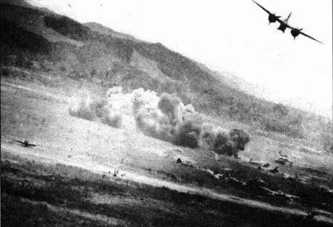 Бомболюк открыт А20 сбрасывает бомбы на позиции Японцев В конце 1943 года на - фото 160