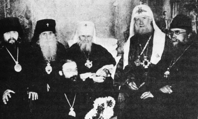 В келье святителя Макария Слева направо епископ Арсений Жадановский - фото 97