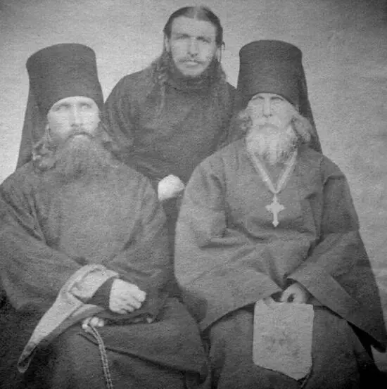 Игумен Антоний Бочков с духовными чадами 1860е гг Тем не менее общий тон - фото 67