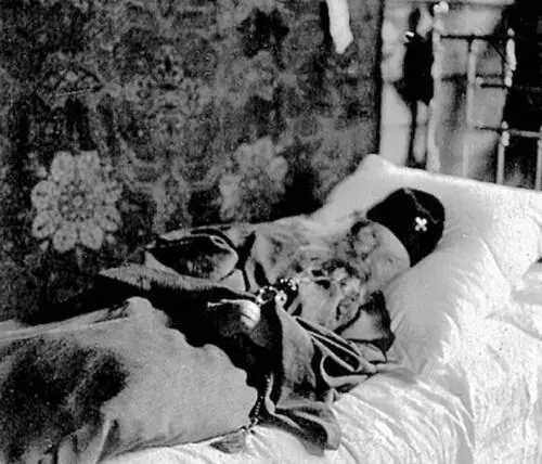 Владыка Макарий в постели Середина 1920х гг В пять часов вечера - фото 114