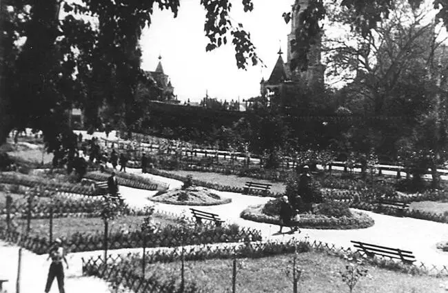Сквер перед НиколоУгрешским монастырём 1930е гг В 1928 году когда коммуну - фото 119