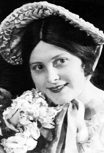 Мария Мамонова в роли лётчицы Лены Медведевой 1937 г На внешнем облике - фото 122