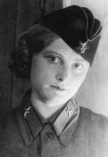 Мария Мамонова в роли Лизы Огоньковой 1938 г Несколько лет до этого она - фото 123