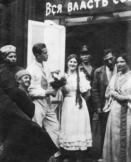 После спектакля с участием Марии Мамоновой в центре 1938 г Мария Мамонова - фото 124