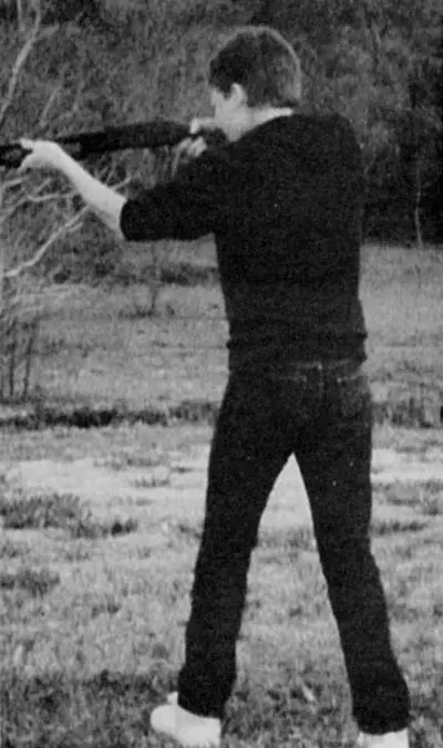 На этом снимке я в подростковом возрасте упражняюсь в стрельбе из помпового - фото 5