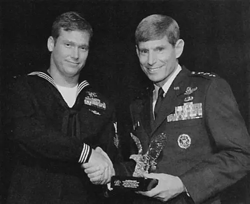 Начальник штаба ВВС генерал Нортон Шварц пожимает мне руку при вручении премии - фото 11