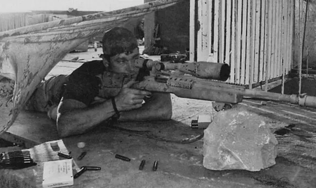 Еще одна снайперская лежанка использованная в той же самой битве В Рамади мы - фото 18