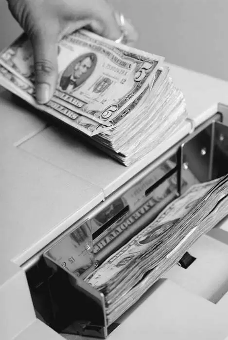 Иногда фальшивомонетничество приобретает понастоящему карикатурные формы - фото 40