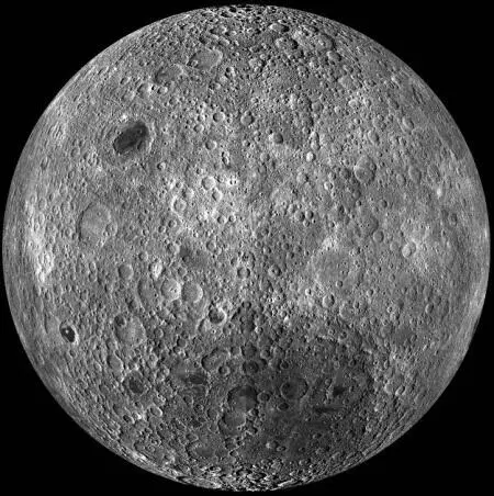 Обратная сторона Луны Обратная поверхность Луны сильнее иссечена кратерами а - фото 18