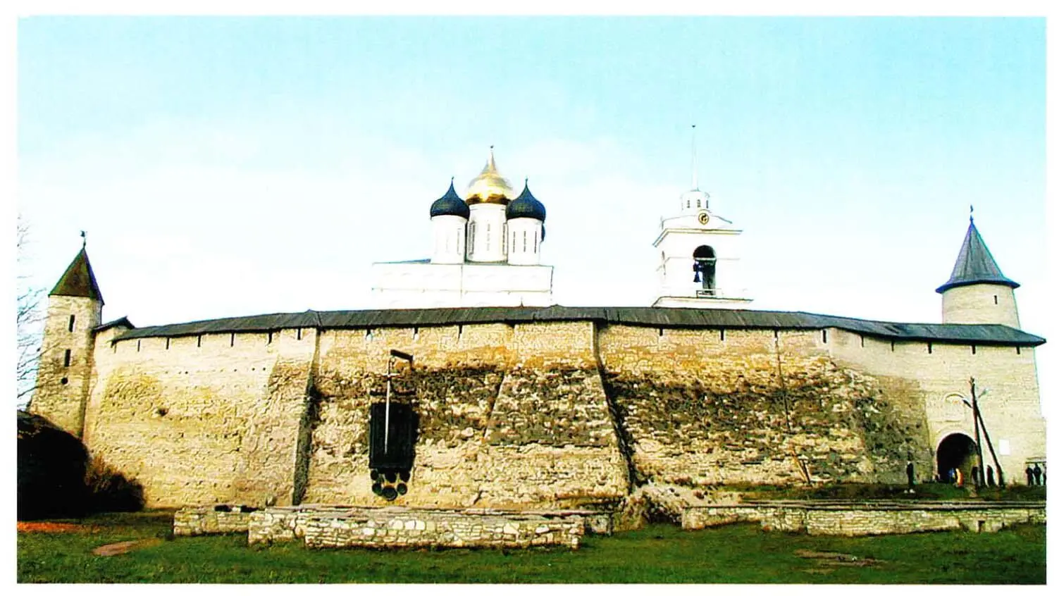 Южная стена Крома Перси XIV в Довмонтов город XIIIXVII вв - фото 134