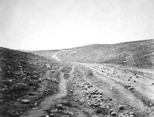 Роджер Фентон Долина смертной тени 1855 Левый снимок с пушечными ядрами - фото 9