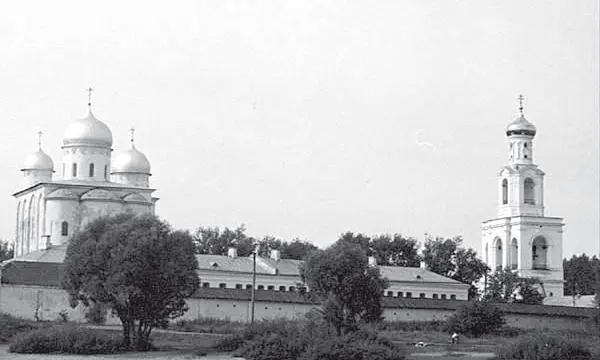 А в 1030 г после победы над чудью Ярослав Мудрый основал в Новгороде - фото 45