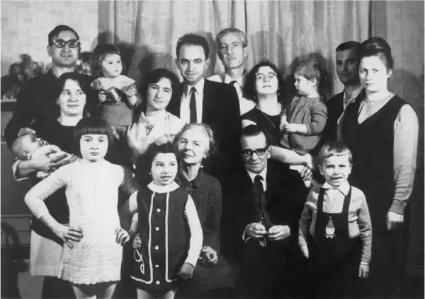 Большая семья Лебедевых в 1970 году В конце шестидесятых было принято решение о - фото 43