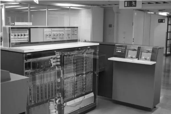 IBM System36020 младшая модель серии ноябрь 1964 Справа на фото - фото 75