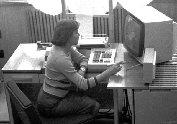 За пультом ЭВМ МИР2 В руке оператора световое перо фото автора 1975 - фото 94
