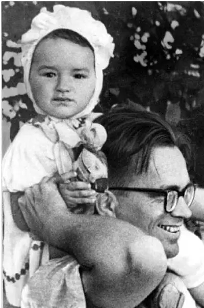 В М Глушков с дочерью Олей 1950е годы Тем интереснее что еще в начале - фото 101