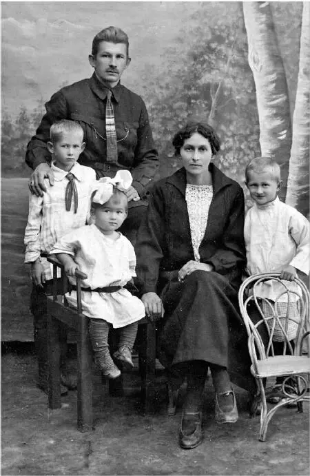 Семья Малиновских 1926 год Слева направо Лев Николай Васильевич Лена - фото 135