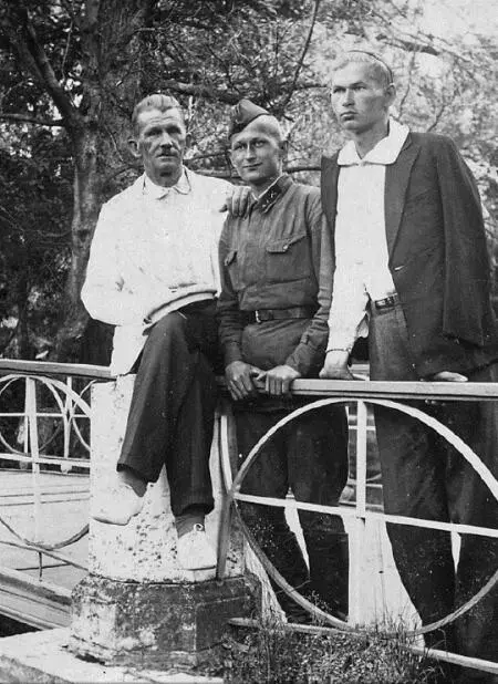 Борис в центре и Лев Николаевич Малиновские с отцом Пушкино 1940 год На - фото 137