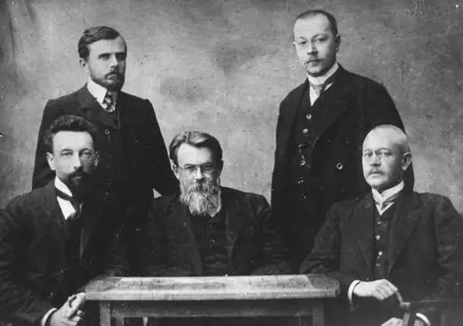 Владимир Иванович Вернадский и его ассистенты в Московском университете в 1911 - фото 41