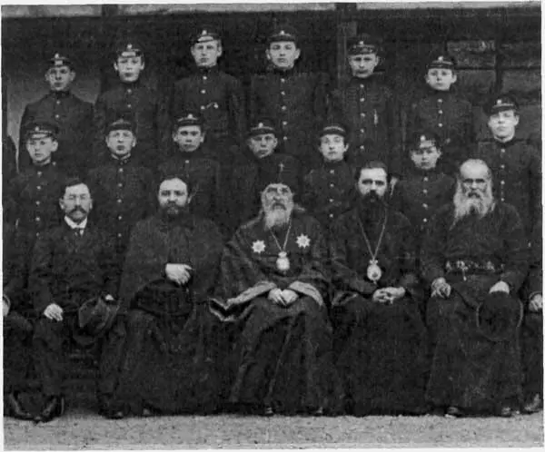 Русские семинаристы в Суругадаи одетые в форму и учителя семинарии ок 1909 - фото 8