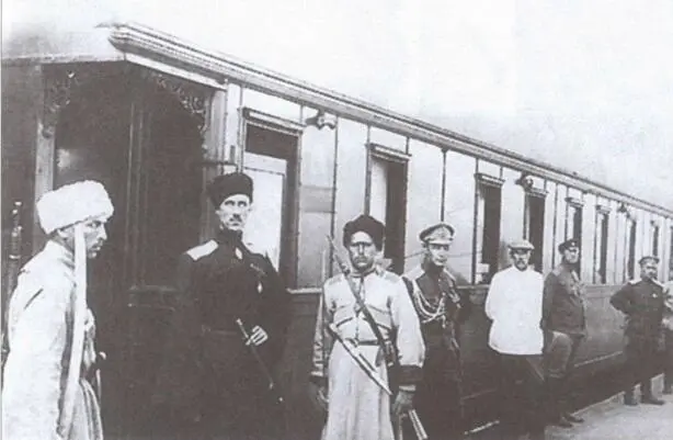 ПН Врангель у штабного поезда 1919 г Захват врангелевских танков в - фото 4