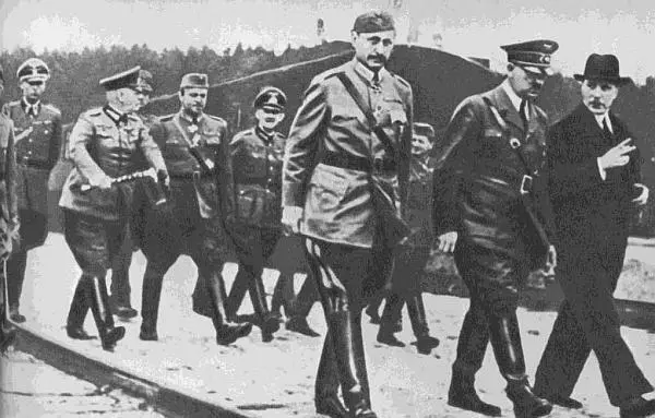 Гитлер и Маннергейм Июнь 1942 года 23 августа 1942 года в ставке Гитлера под - фото 42
