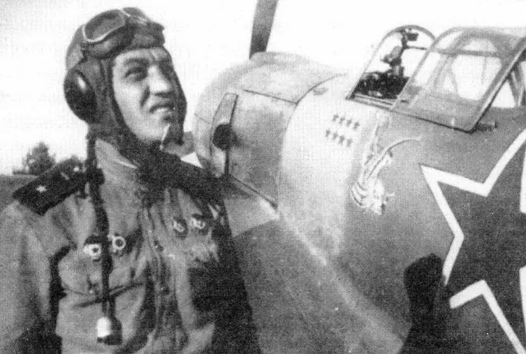 Майор Иван Павлов из 137го ГИЛЛ позирует у своего истребителя Ла5ФН 1944 г - фото 43