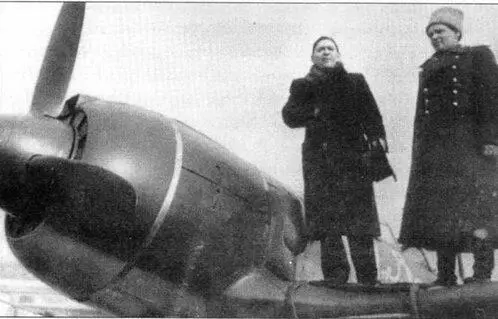 Народный артист Советского Союза Леонид Утесов слева презентует именной Ла - фото 49