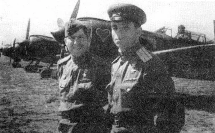 Майор Павлов и старший лейтенант Лобанов на фоне линейки истребителей Ла5ФН - фото 53