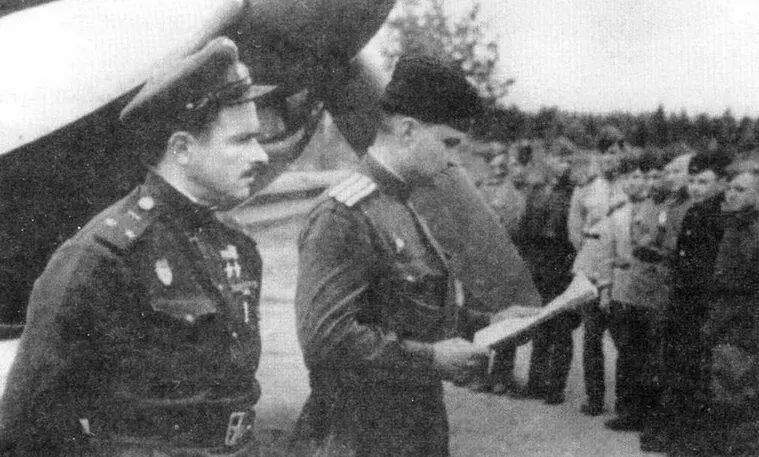 Командир 159го ИАП подполковник Петр Афанасьевич Покрышев зачитывает боевой - фото 55