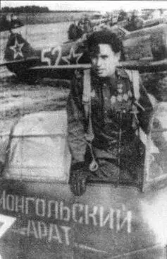 Майор Александр Иванович Майоров позирует в кабине своего истребителя Лa 5ФН - фото 65