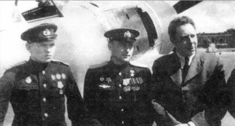 Семен Алексеевич Лавочкин с летчиками авиации Краснознаменного Балтийского - фото 74
